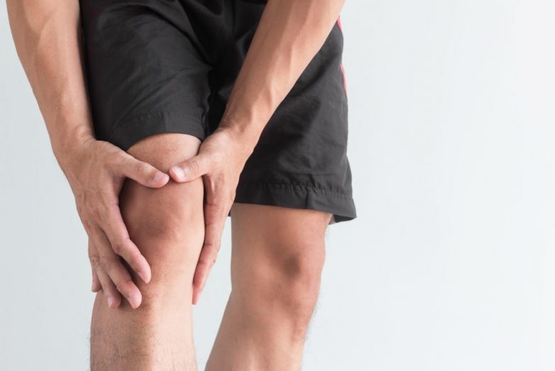 Основные причины болей в коленях у молодых