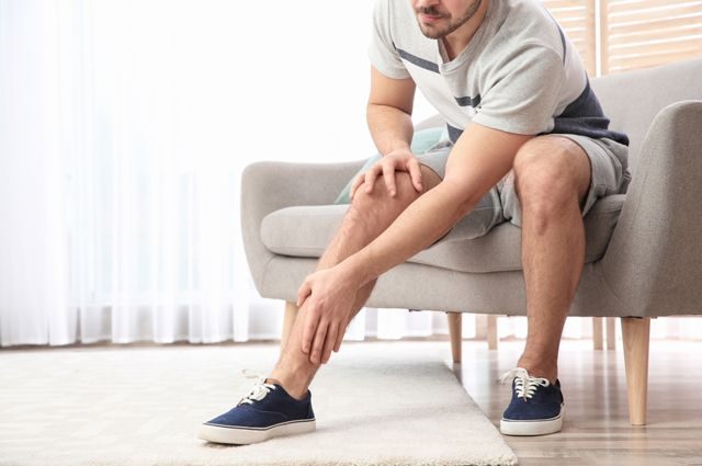 Почему появляется характерная боль в ногах и как ее лечить