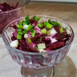 Пикантный свекольный салат из самых простых ингредиентов!