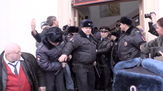 Алексей Панин устроил погоню за 20 полицейскими, увозившими его дочь