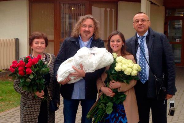 Николаев забрал жену и дочь из роддома