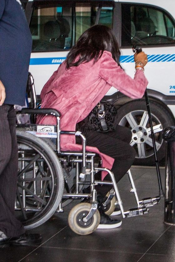 Наоми Кэмпбелл передвигается в инвалидном кресле