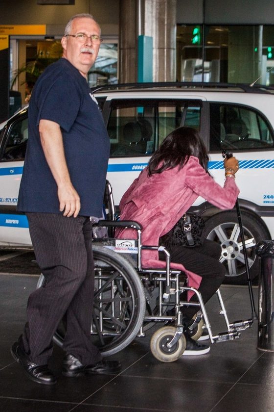 Наоми Кэмпбелл передвигается в инвалидном кресле