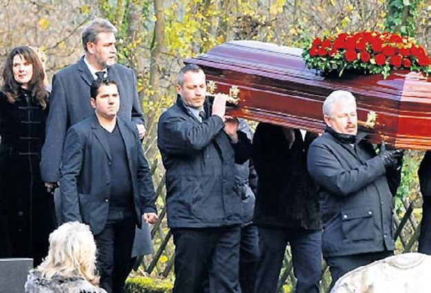 Олега Попова похоронили в немецкой деревне