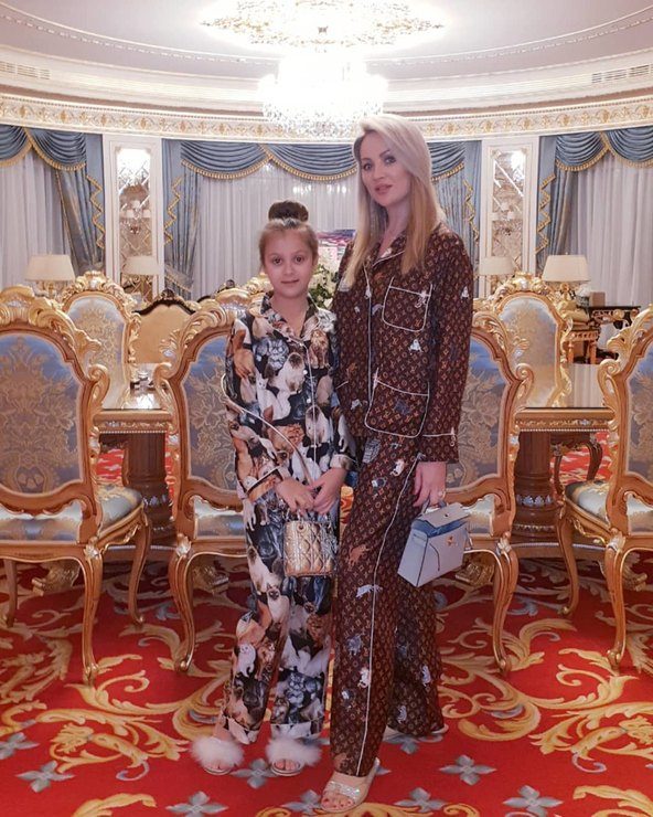 Как одеваются жёны российских звёзд