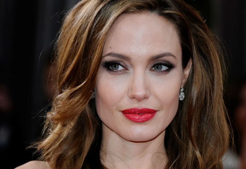 Как выглядит Анджелина Джоли без фотошопа
