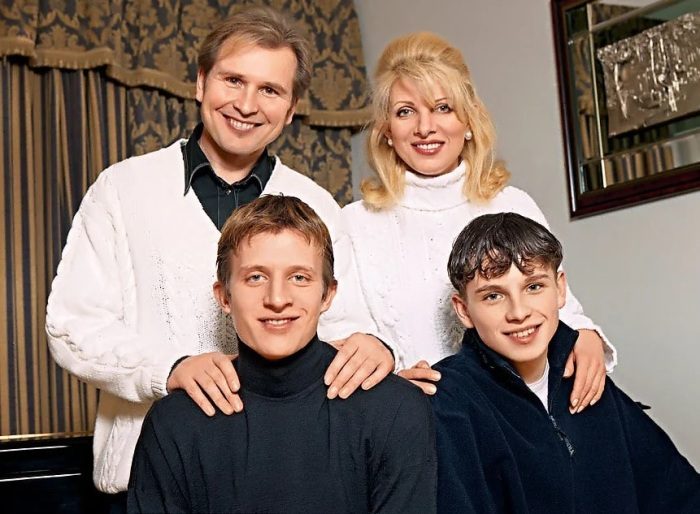 Российские звёзды, которые взяли в семью и воспитали приёмных детей