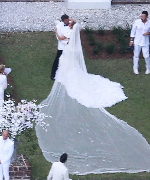 Вторая свадьба Бена Аффлека и Дженнифер Лопес в белом стиле