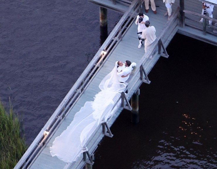 Вторая свадьба Бена Аффлека и Дженнифер Лопес в белом стиле