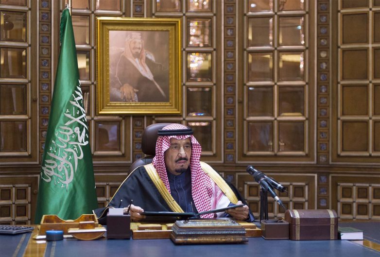 Король Саудовской Аравии раздал гражданам  млрд
