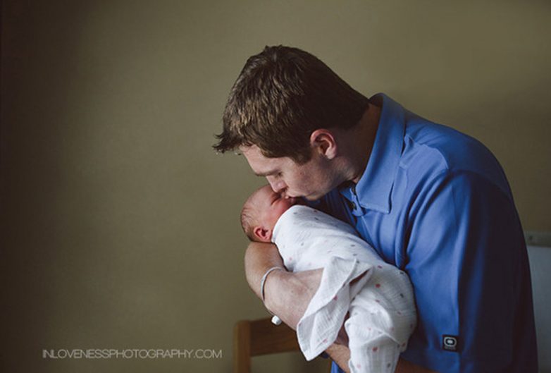 20 трогательных фотографий отцов, которые впервые увидели свое дитя