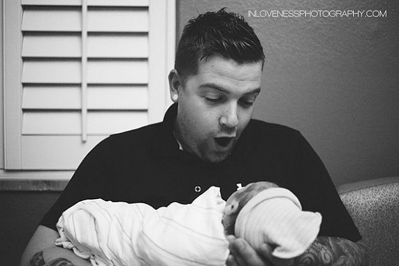 20 трогательных фотографий отцов, которые впервые увидели свое дитя