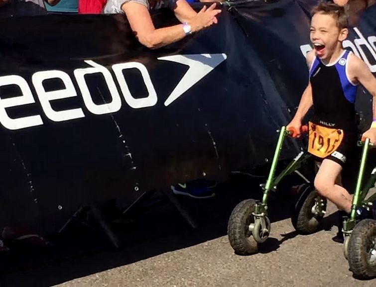 Толпа ревела! 8-летний мальчик с церебральным параличом сам пересек финишную черту триатлона