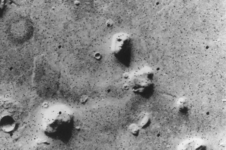 Загадочные снимки, сделанные на Марсе. Что это?