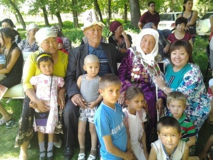 «Мать 150 детей». Как 16-ти летняя киргизка стала матерью для детей из блокадного Ленинграда