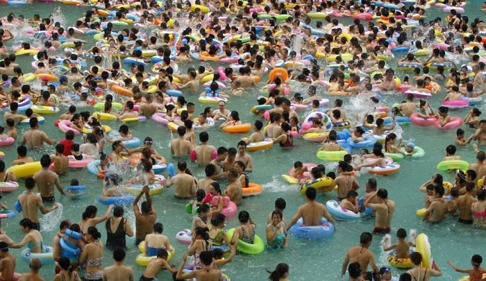 Как в аквапарке отдыхают 10.000 китайцев