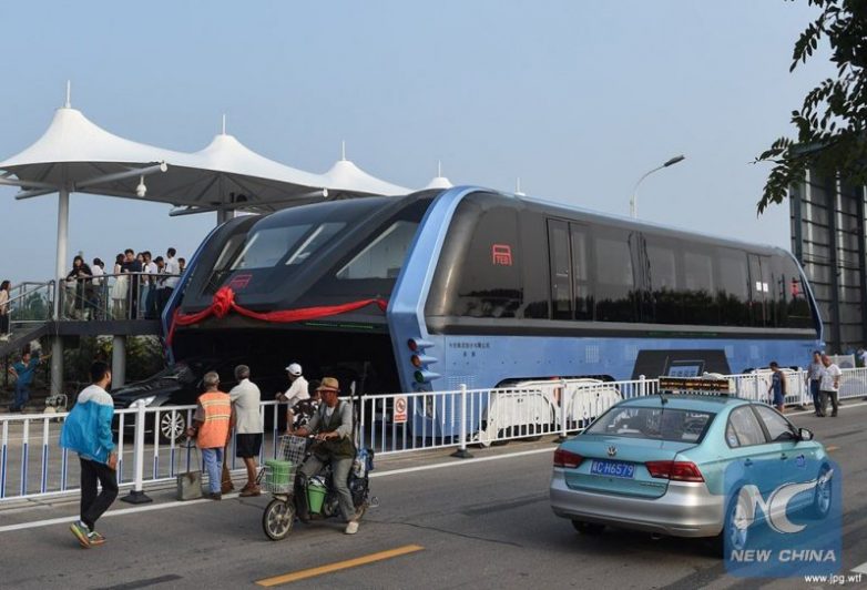 Китай снова удивляет! Там прошел испытания невероятный наддорожный автобус