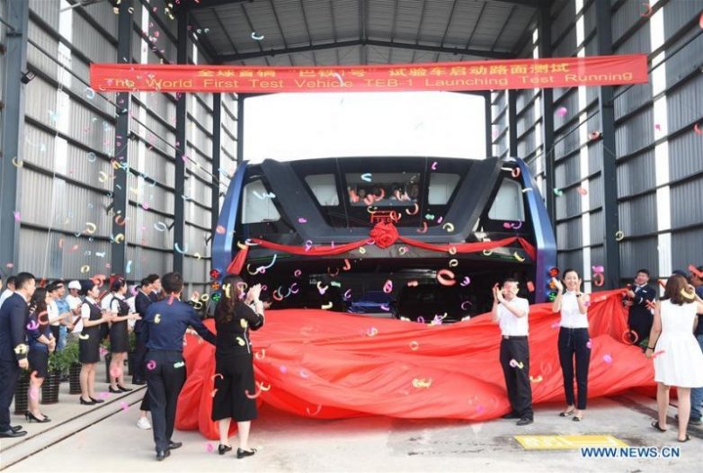 Китай снова удивляет! Там прошел испытания невероятный наддорожный автобус