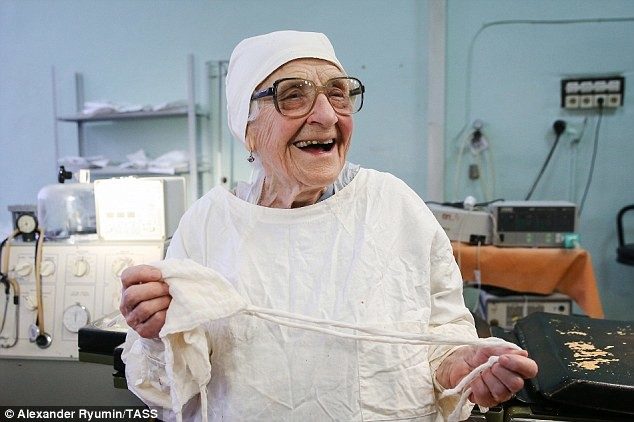 Ей почти 90 лет, но она до сих пор оперирует 4 пациентов в день