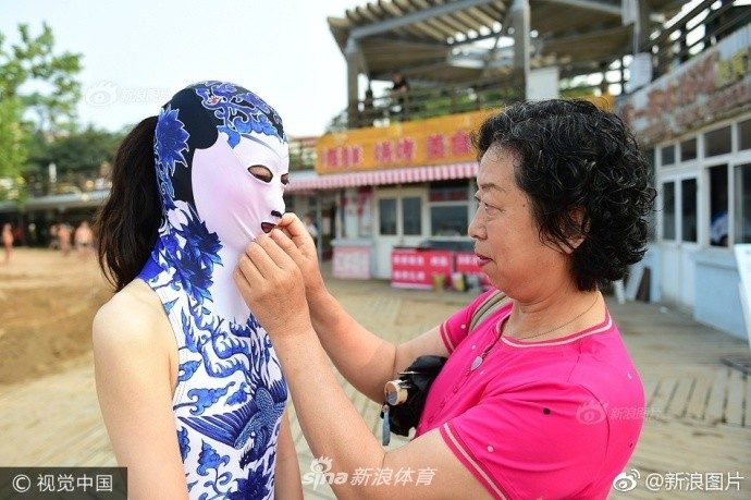 Почему в Китае загорают в масках?