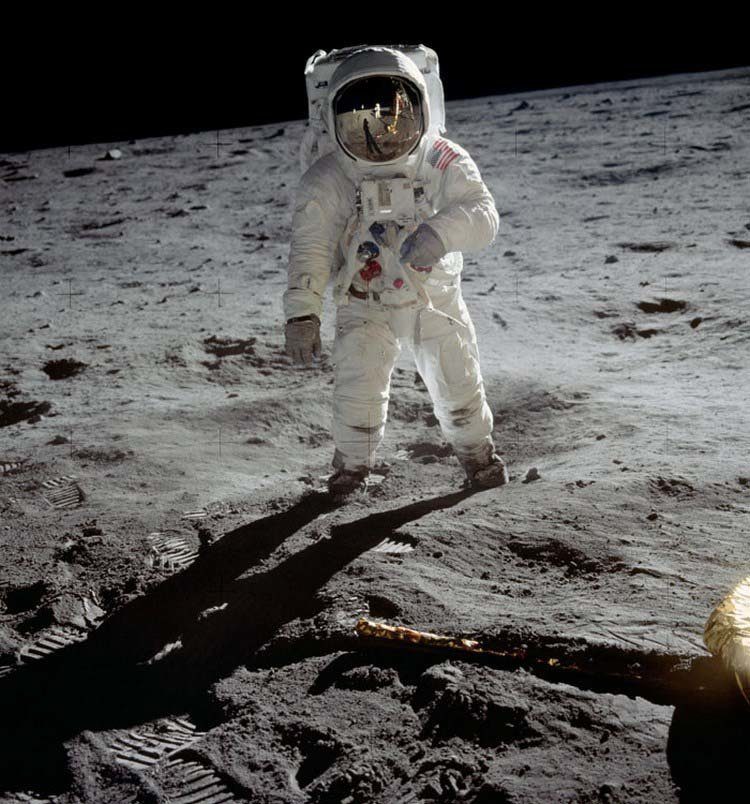 Новая теория заговора говорит о том, что сапоги астронавтов не соответствуют следам на Луне