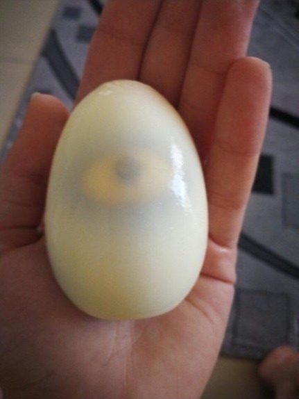 Эти яйца удивили даже тех, кто их отложил