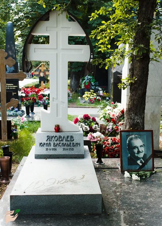 Как выглядят могилы 15 знаменитых и любимых российских актеров