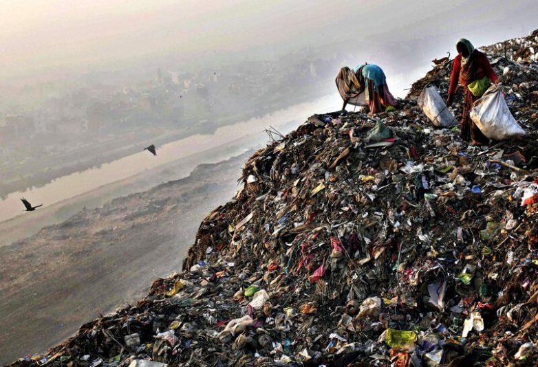 Шокирующая гора мусора в Индии скоро станет выше Тадж-Махала