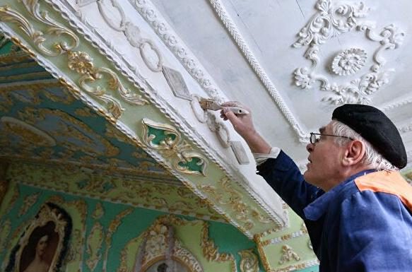 Украинский пенсионер сделал из своего подъезда настоящее произведение искусства