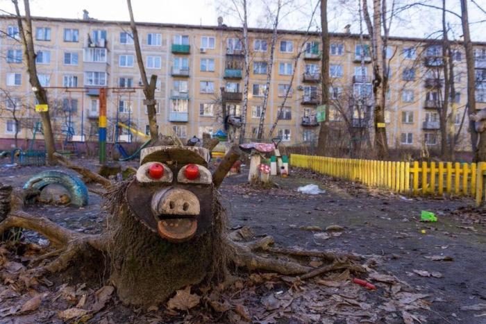 20 шедевров о том, как в России украшают свой двор подручными средствами
