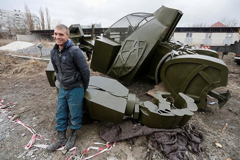 Это офигенно! Донецкие автомеханики собирают настоящих трансформеров из металлолома