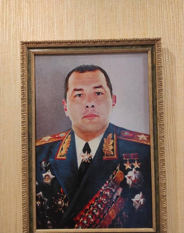 У очередного гаишника нашли его портрет в форме маршала Советского Союза