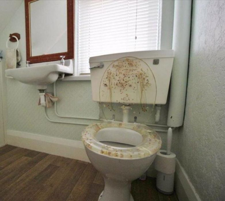 15 снимков туалетов и ванных комнат, чей дизайн оказался крайне чудным или даже опасным
