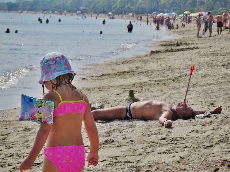 18 забавных пляжных снимков, которые доказывают, что лето открывает портал для всего самого интересного