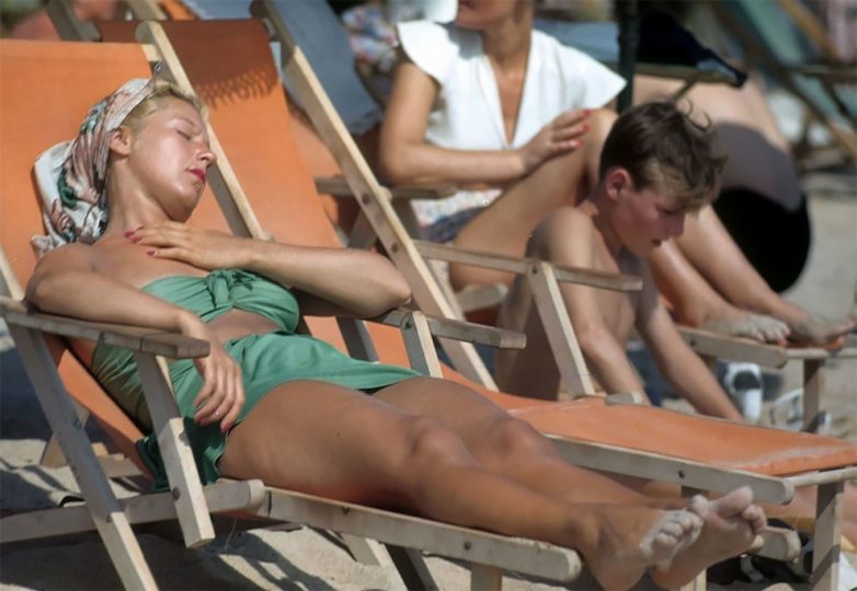 Архивные снимки отдыхающих на пляже в Каннах 1948 года