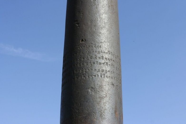 Почему эта 1600-летняя железная колонна никогда не ржавеет