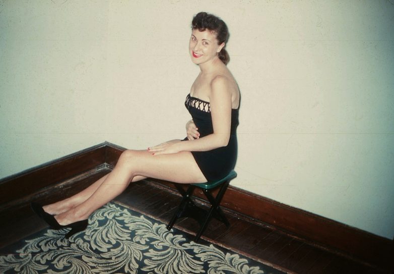 Архивные снимки молодых девушек в купальниках