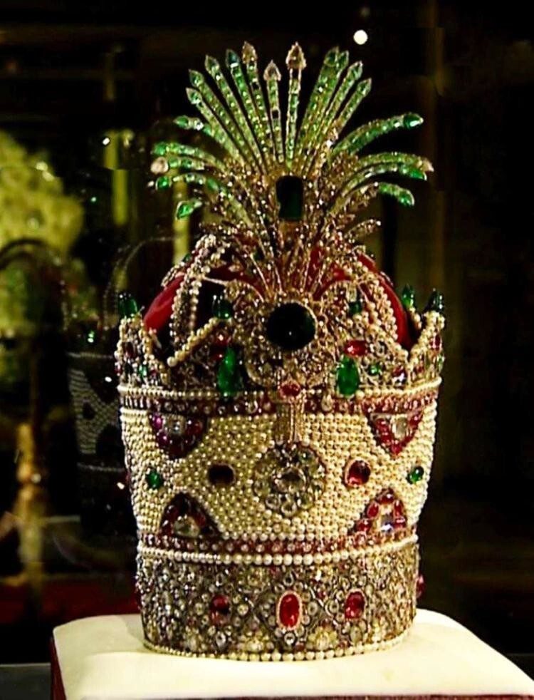 Самые оригинальные короны в мире
