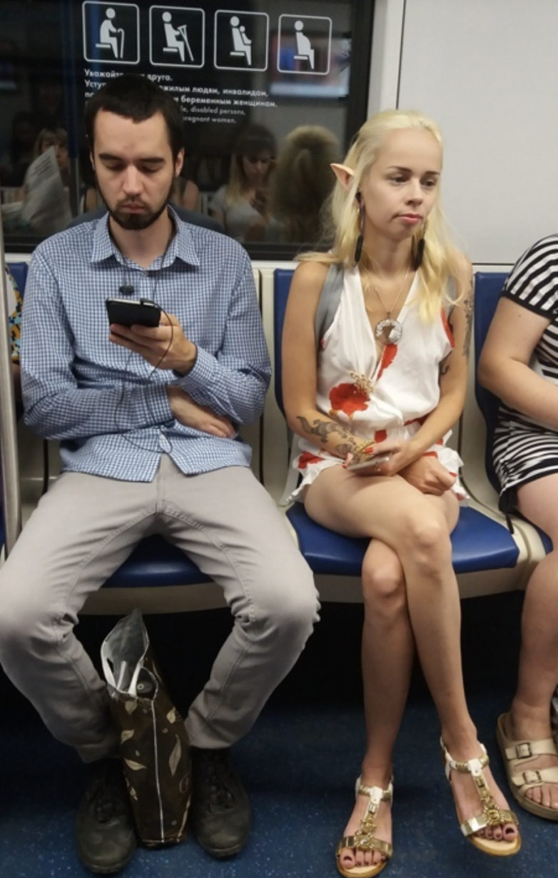 Девушки Москвы и Питера в необычных образах, которых сфотографировали в метро