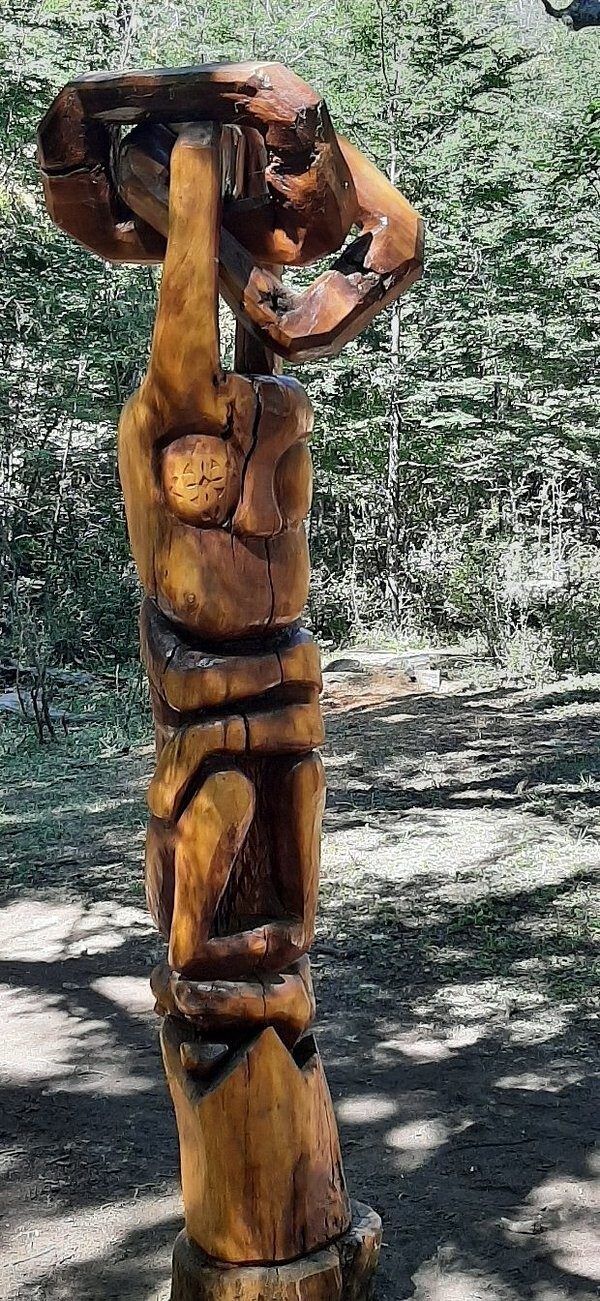 Лес скульптур, вдохнувших новую жизнь в мёртвые деревья