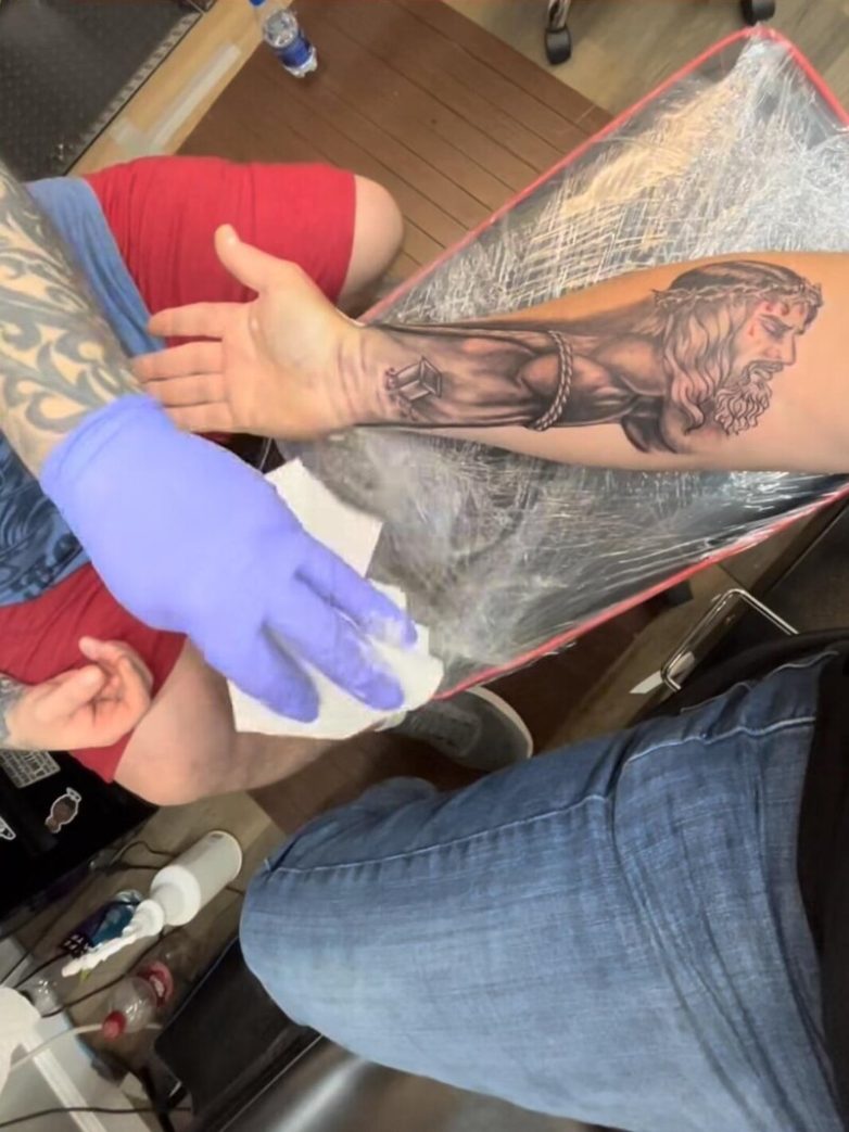 Татуировки, целесообразность создания которых сложно объяснит