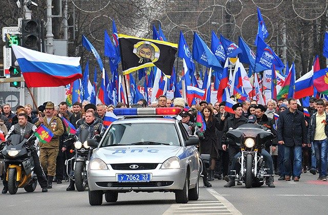 Участники митинга в Краснодаре в поддержку соотечественников на Украине, март 2014 года. Фото: Геннадий Светланов / РИА Новости