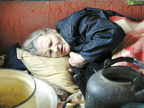 Бабушка и премьер: напротив резиденции Медведева умирает нищая пенсионерка
