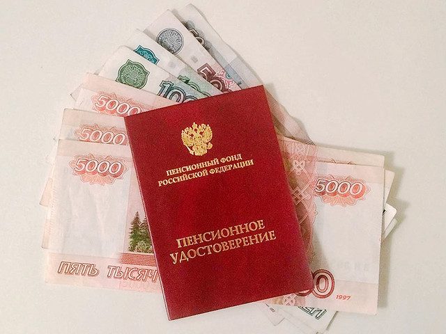 Чиновники хотят заставить россиян копить на пенсию при помощи повышения налогов