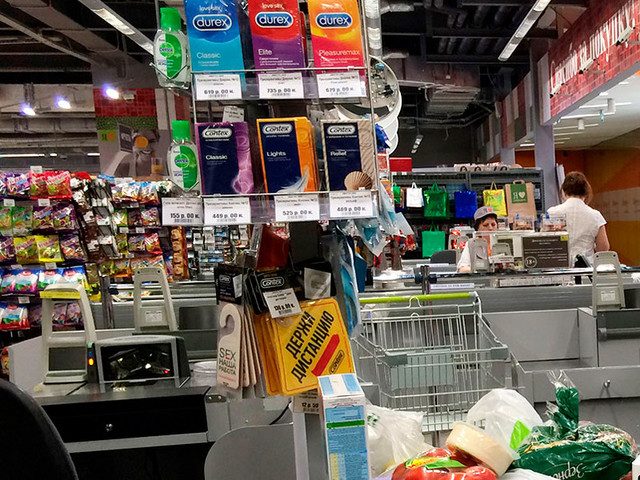 Гаишник украл эпилятор и презервативы в гипермаркете «из-за нищеты»