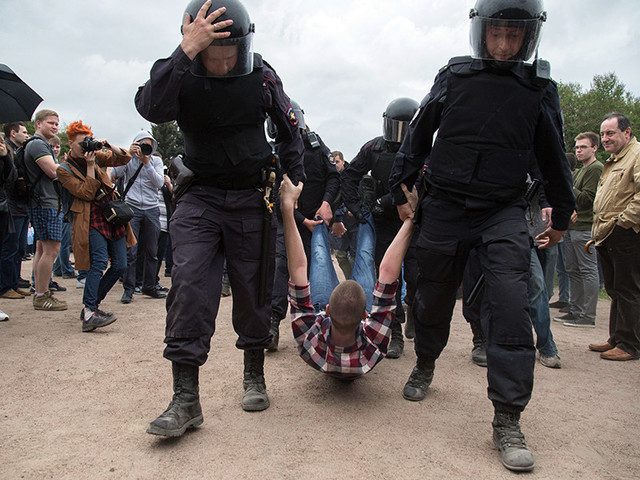 Задержанные на акции протеста 12 июня в Петербурге рассказали, что им устроили «газовую камеру»
