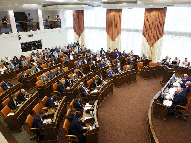 Красноярские депутаты вдвое повысили себе зарплату, обсуждая оклад врачей и библиотекарей