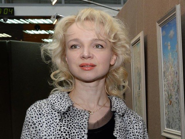 Жена Джигарханяна на фоне развода и обысков уехала из России