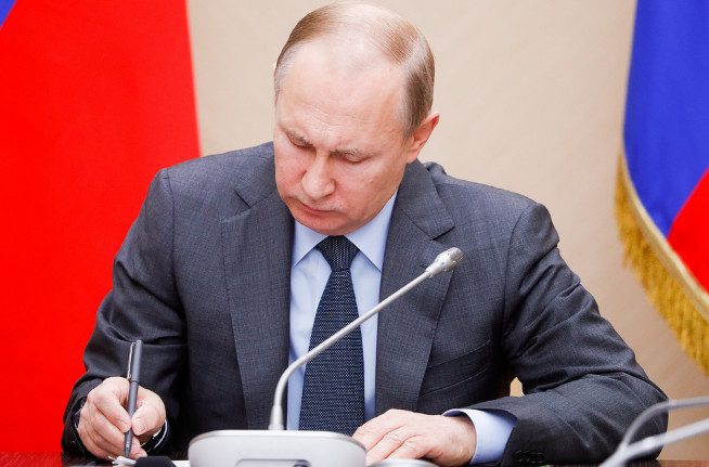 Путин подписал закон о налоге для самозанятых
