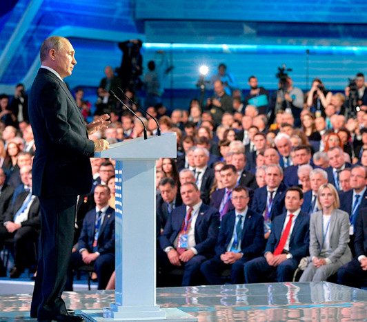 Путин велел единороссам не опускаться «ниже плинтуса»